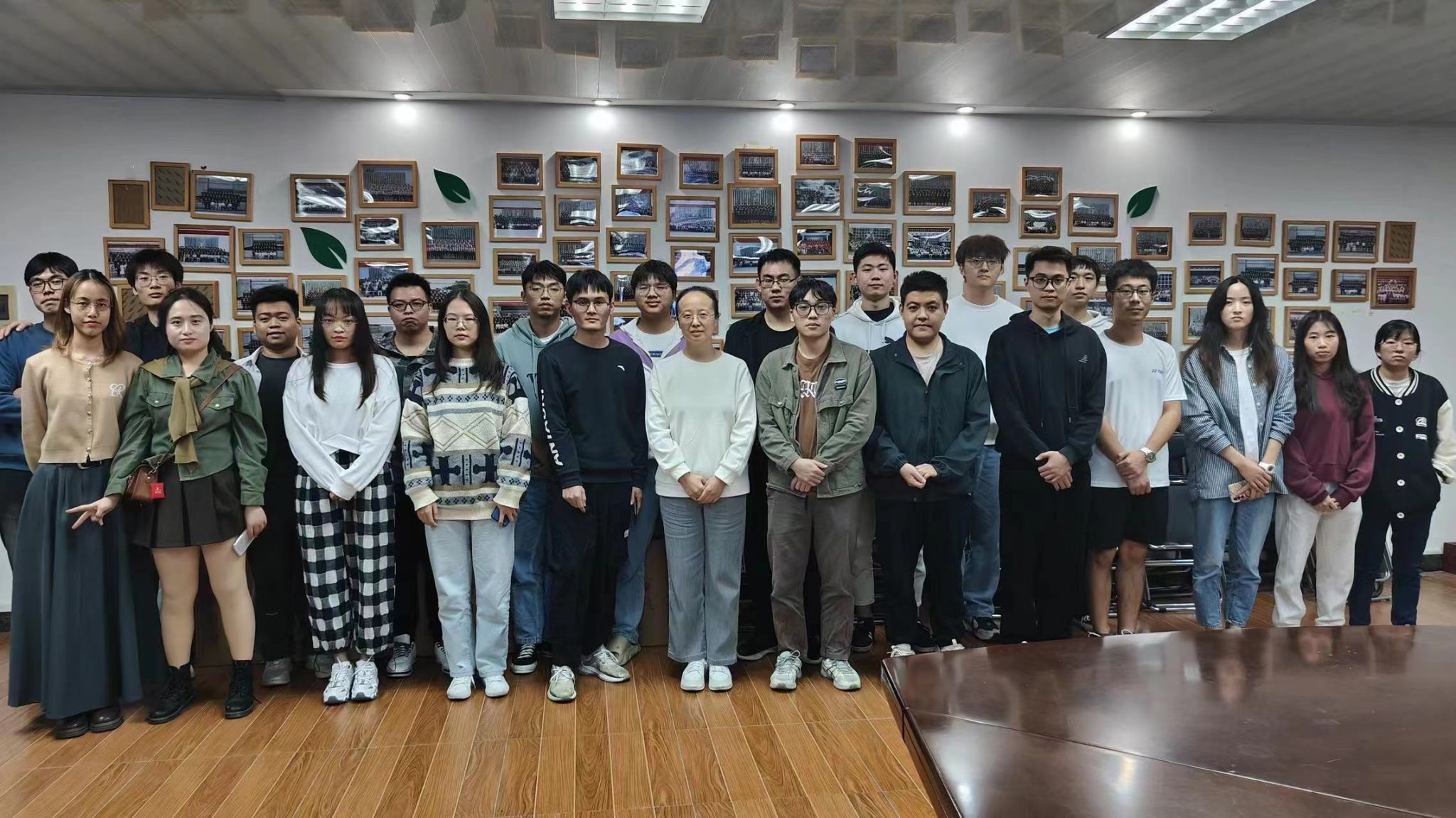 分析测试中心老师和生态环境与建筑工程学院研究生座谈交流